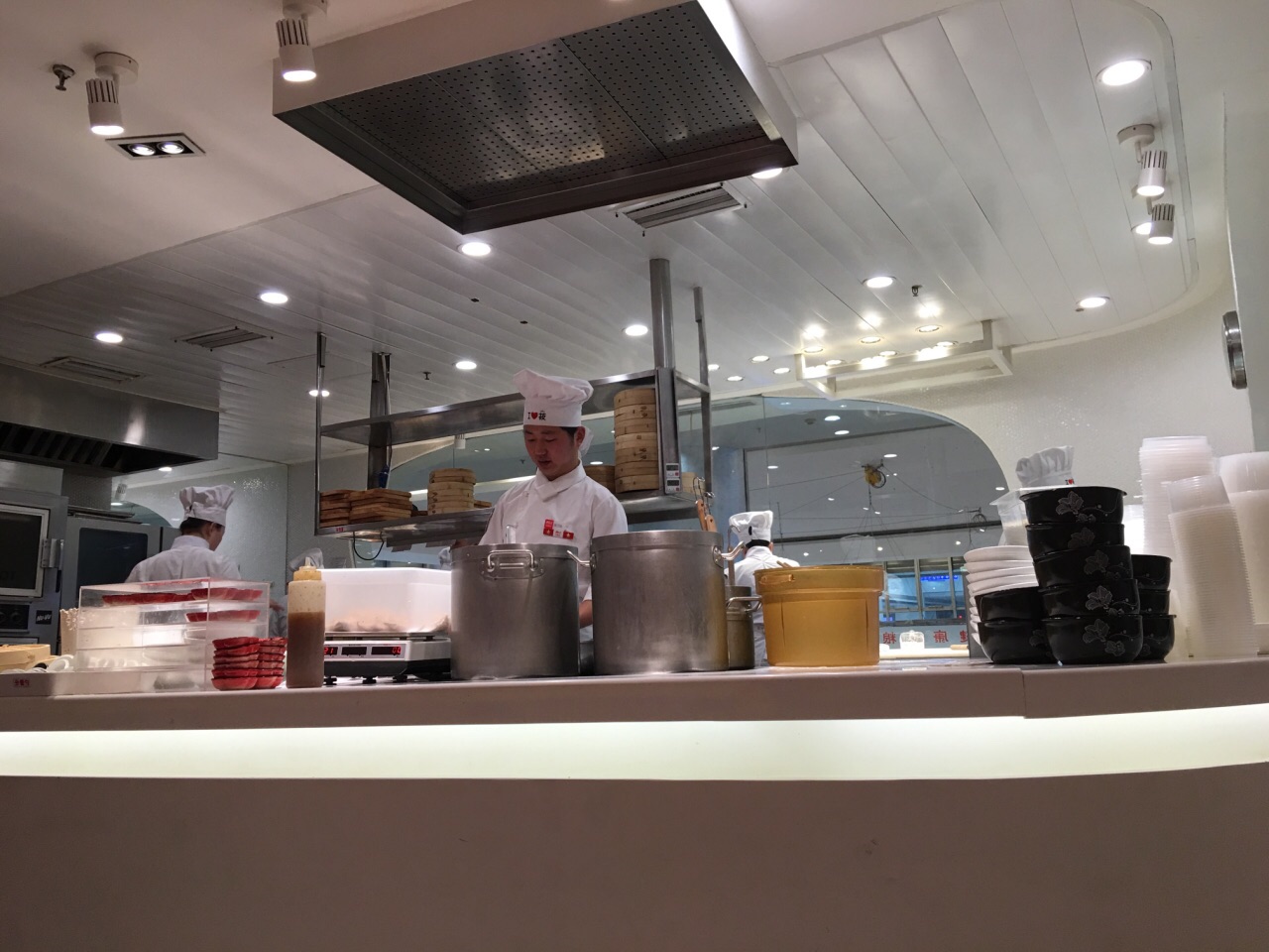 2023西贝莜面村(三林店)美食餐厅,葱油秋葵和生菜,吃起来总感.