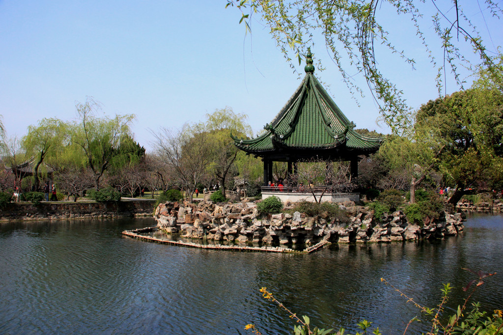 公園裡假山池塘,亭臺樓閣,小橋流水,一派蘇州園林風味.