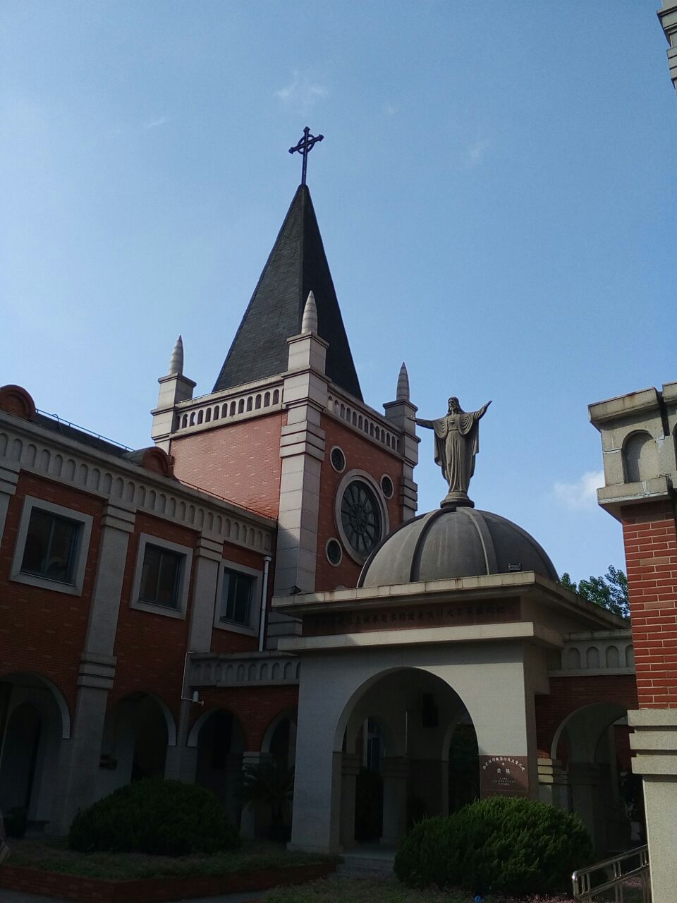 浦东碧云社区上海最大的外国人聚居区红枫路碧云路口非常大的天主教堂