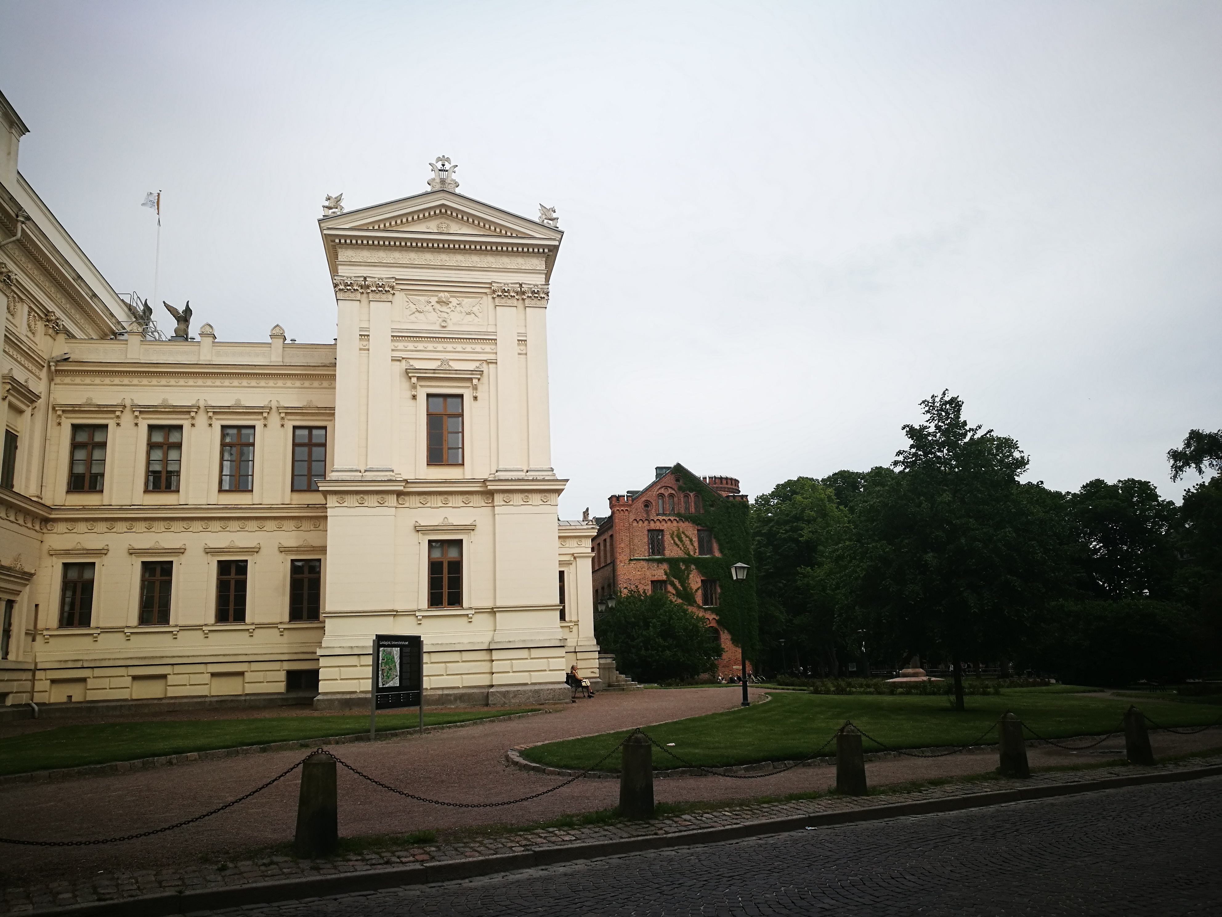 隆德大学最著名的建筑之一,是其行政办公场所.