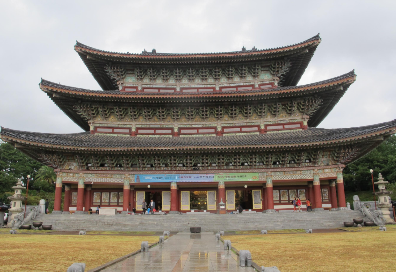 药泉寺的大殿总共是有三层楼的,纸灯笼从天花板垂下来相当漂亮,很多