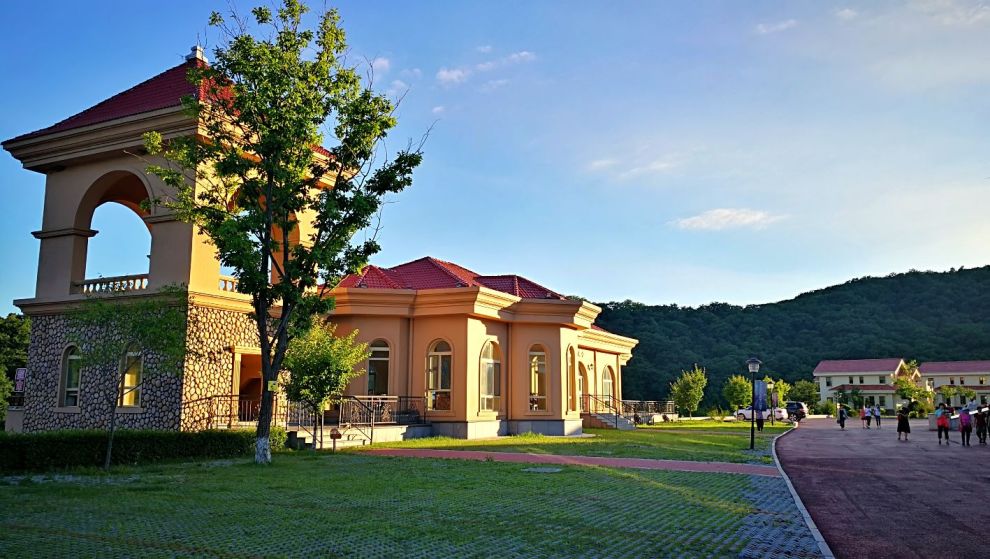 湖边公园,旅游艇,龙王庙,转水壶,林间别墅,钓鱼台等多个旅游项目,是集