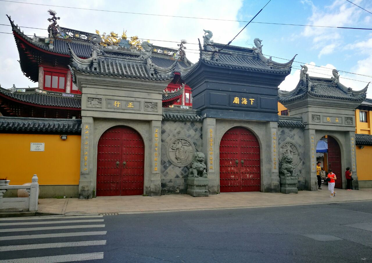 下海庙位于上海市虹口区昆明路73号即虹口区商业闹市提篮桥地区当时夏