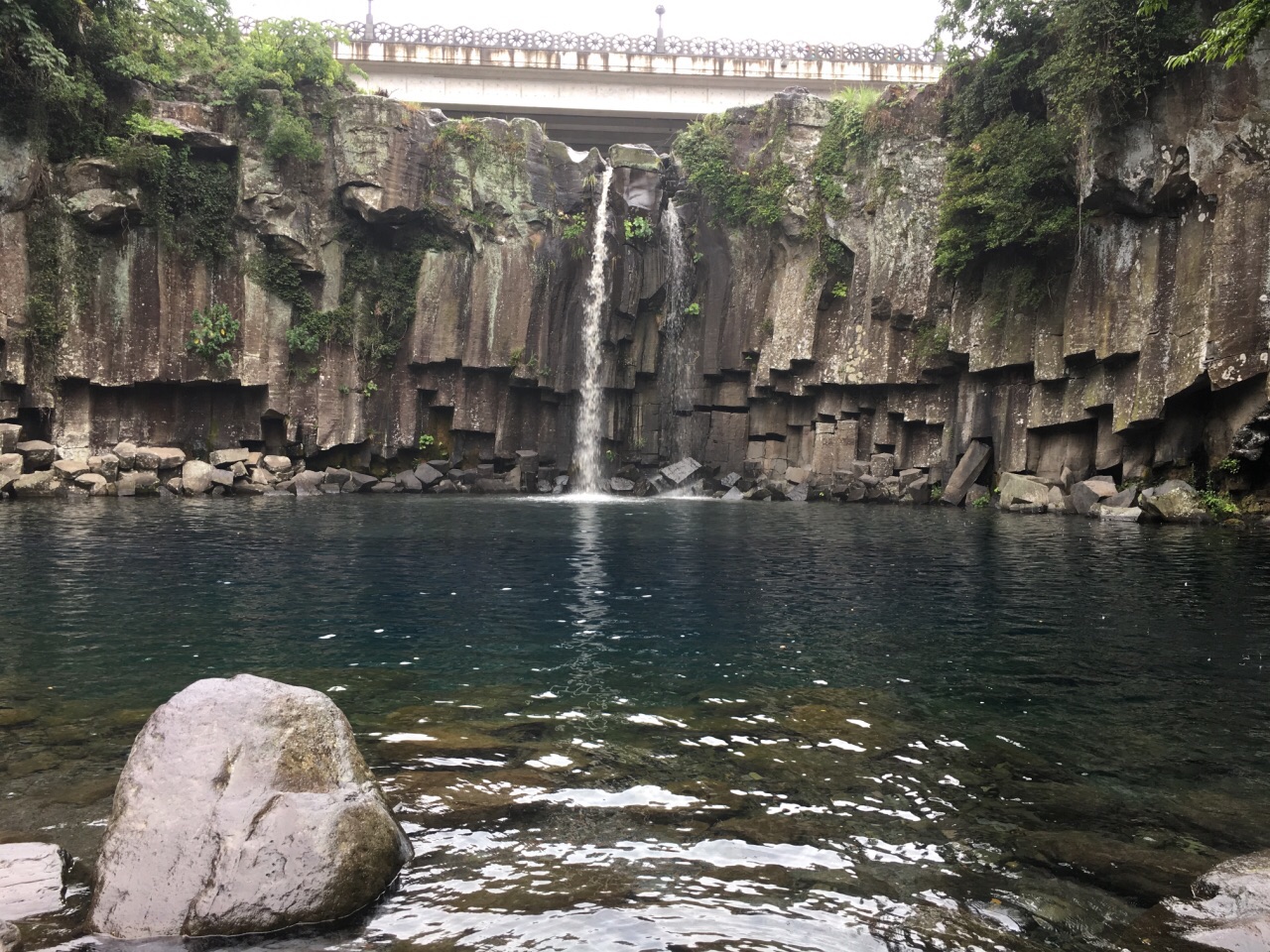 【携程攻略】西归浦市正房瀑布景点,这里的黑石是济州最特色的石头，尽管这瀑布很小，这海除了大也没什么…