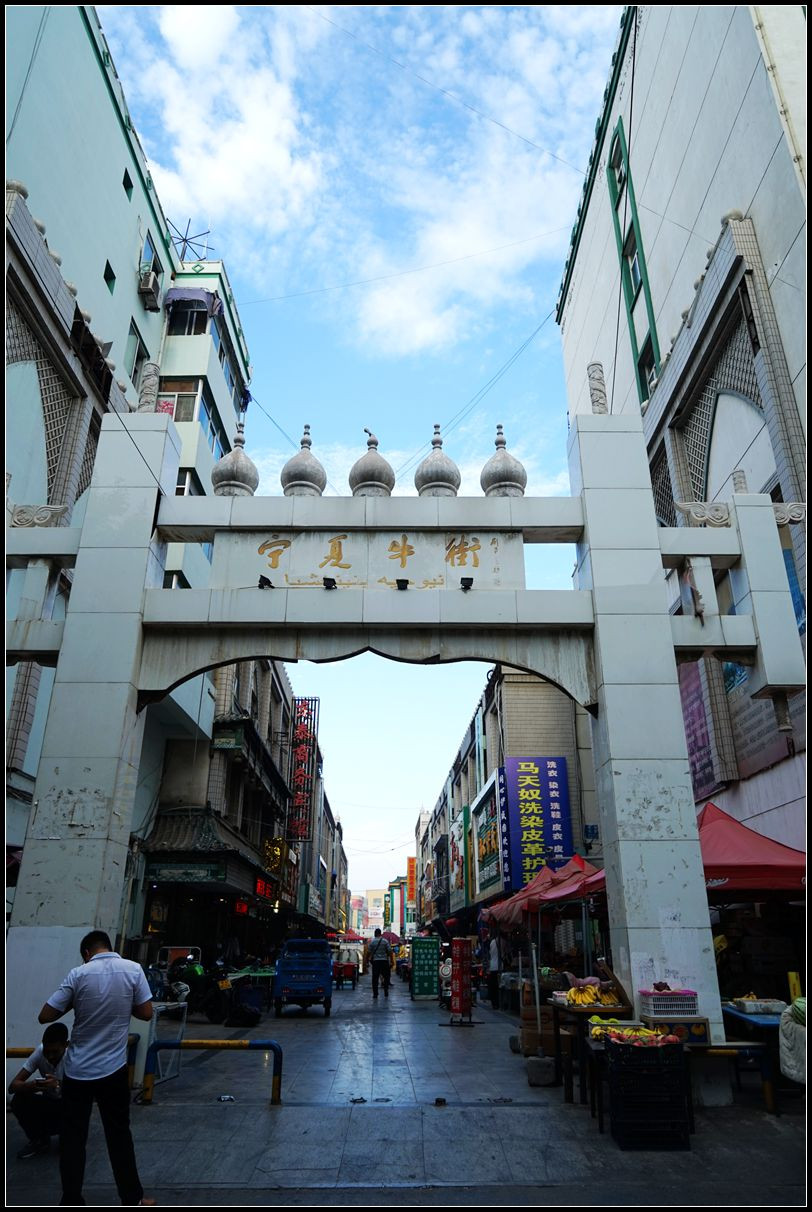 銀川的南門廣場,看起來非常像是一個山寨版的天安門廣場.