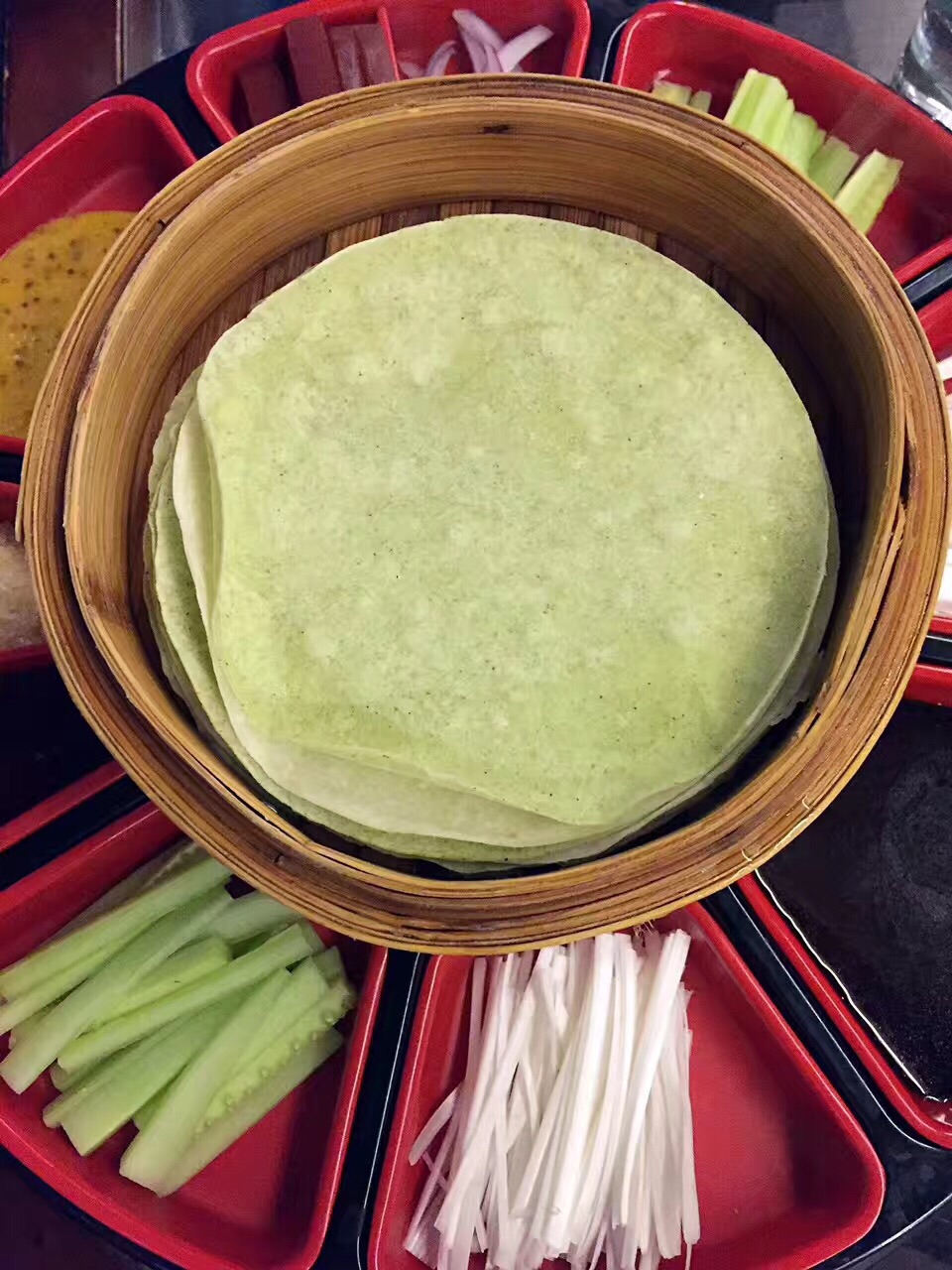 2026羲和雅苑烤鸭坊(平安金融中心店)美食餐厅,...看起来很有食欲,卷着烤鸭...【去哪儿攻略】
