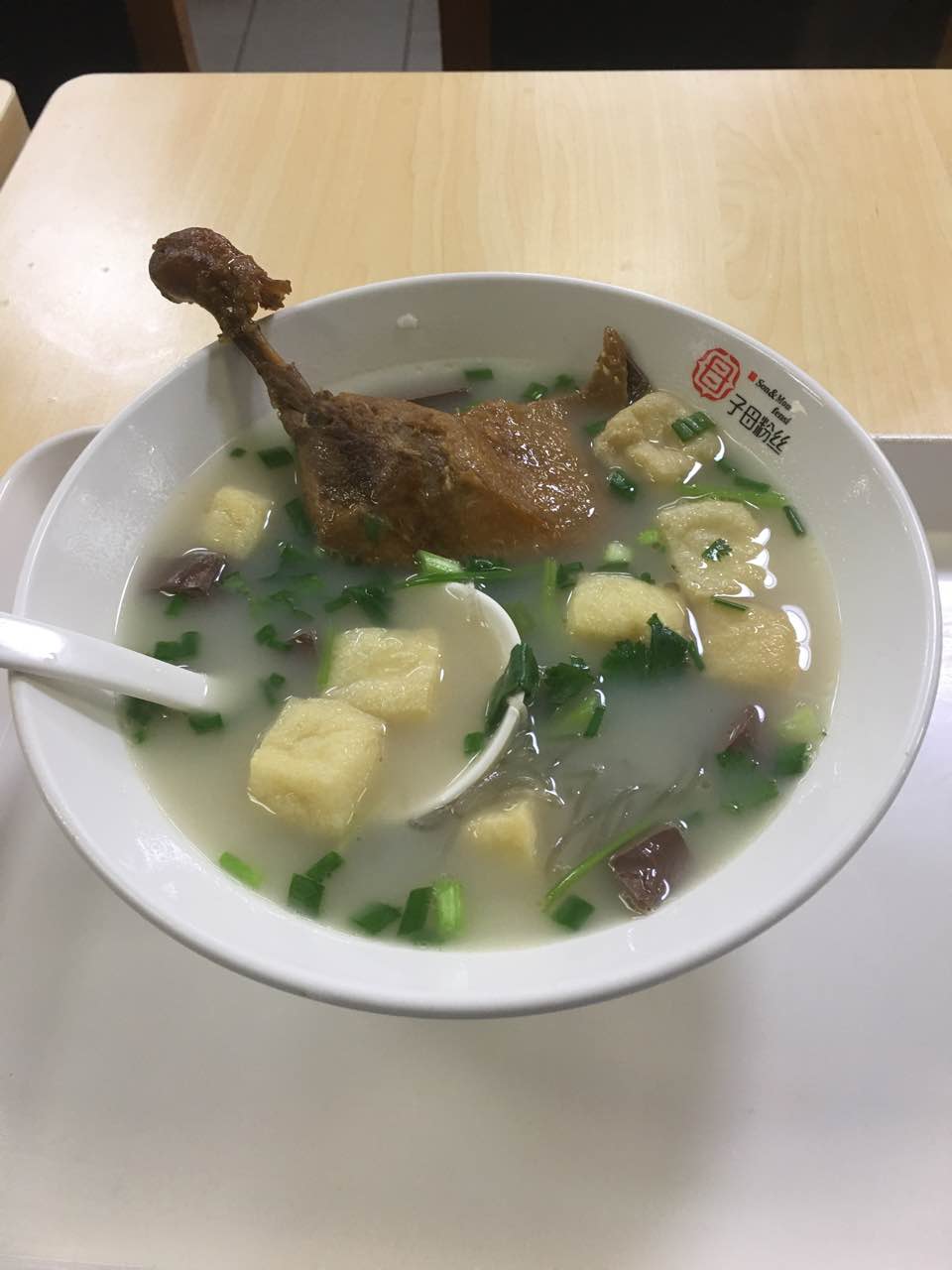 环境挺不错的,分粉丝味道清淡,汤甘甜,点的鸭腿,不肥不腻