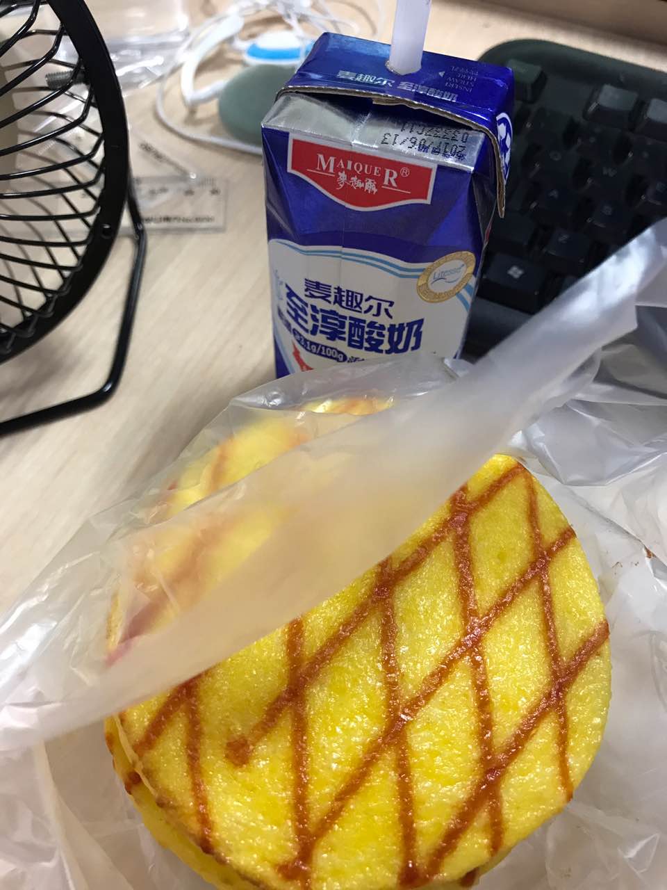 早餐標配,他家的團團圓圓麵包和麥趣爾酸奶超讚,我覺得酸奶比莫斯利安