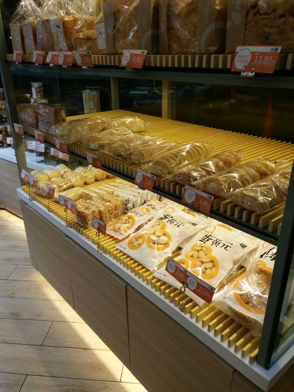 这个店看起来不错,位置也好,店员态度不错,蛋糕价格也合适!