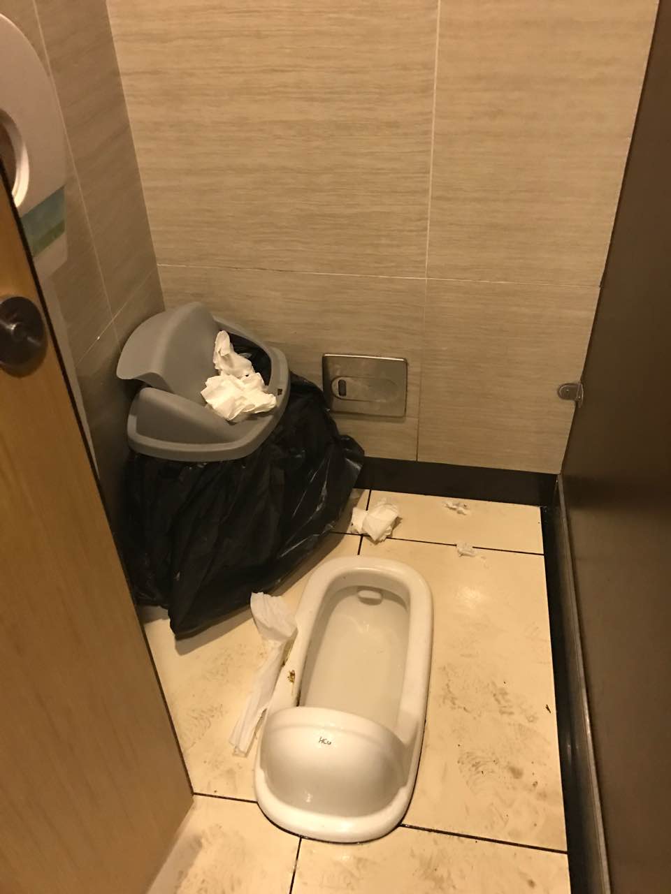 【携程美食林】兰溪必胜客(兰溪解百店)餐馆,厕所内一踏糊涂,便纸擦完