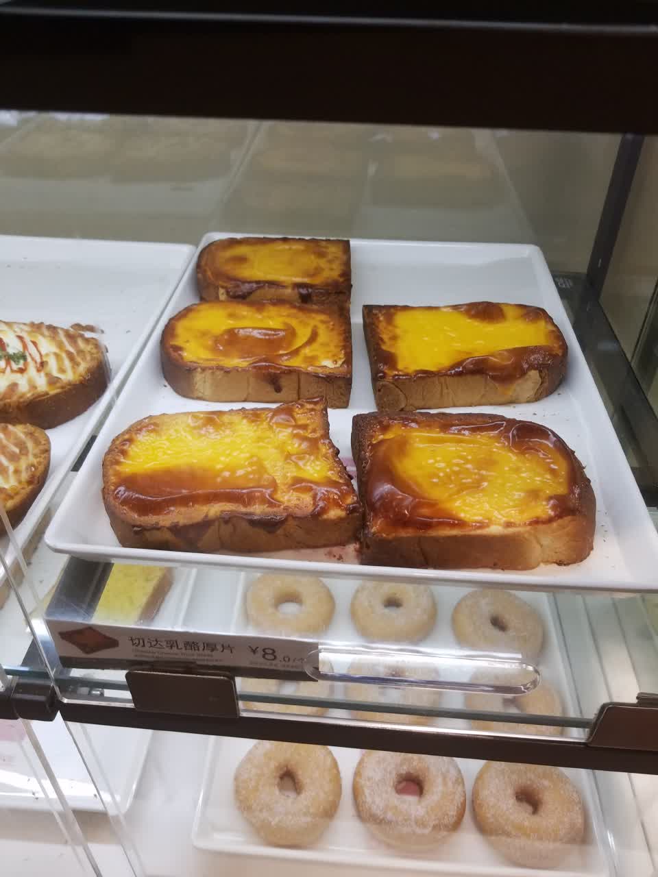85度c面包店经常光顾哒,味道好,价格也还好,虽然比别的店贵了些,哈哈