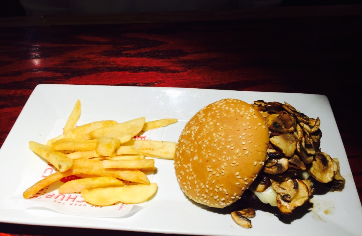 red robin gourmet burgers 直线距离2.7km