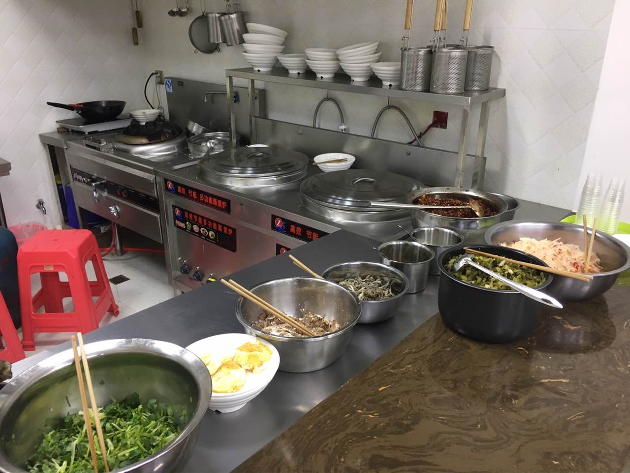 2022滋滋源水城羊肉粉(方舟g1店)美食餐厅,看看厨房都那么干净,做出来