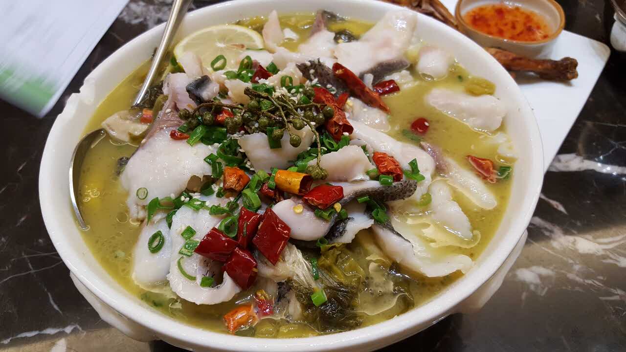 柠檬酸菜鱼味道不好吃,鱼肉很多刺又咸,脆皮鸡还可以,人多狭窄嘈杂