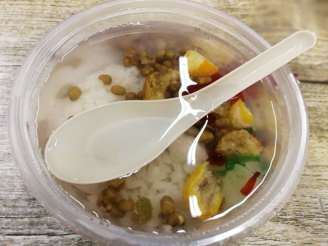 运动好了,突然想吃多样汤了,中午吃了潮八居的多样汤不好吃,正好朋友