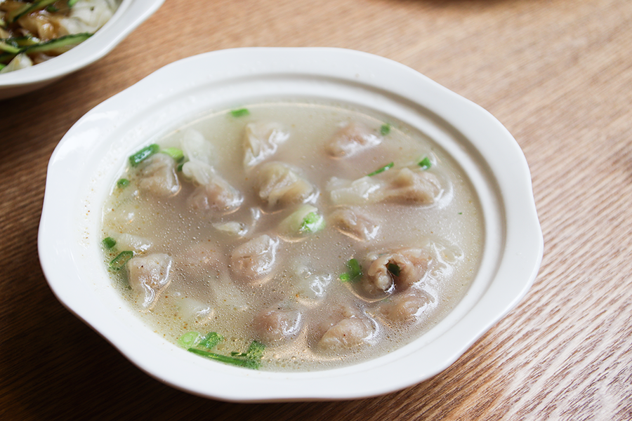 肉燕汤正宗的福建肉燕皮和千层面是一个工序都是用海鱼打的团一盅只要