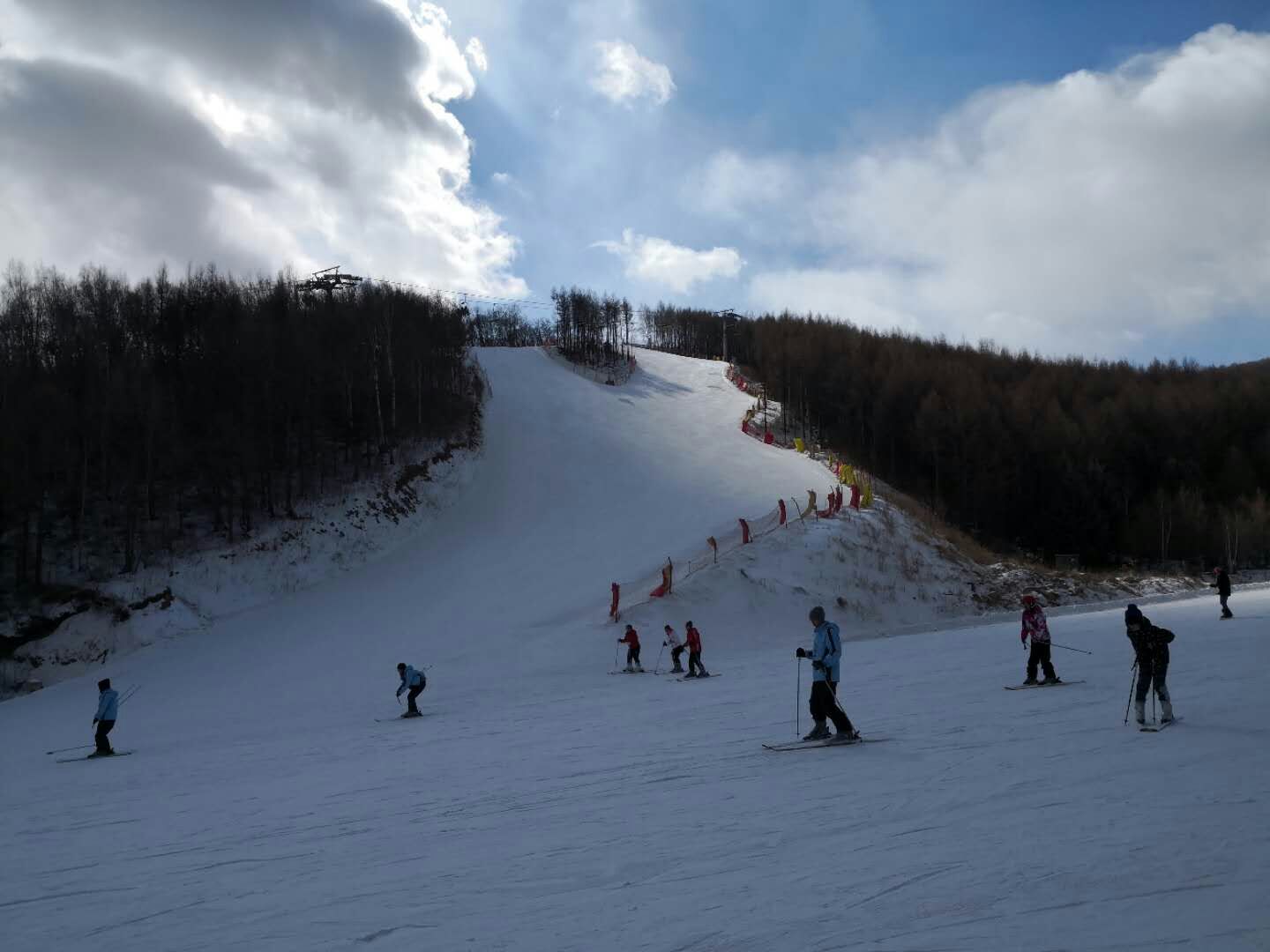 【携程攻略】赤峰美林谷滑雪场景点,非常值得去，雪道分A级B级，有初，中，高三个等级，适合不同水平滑雪…