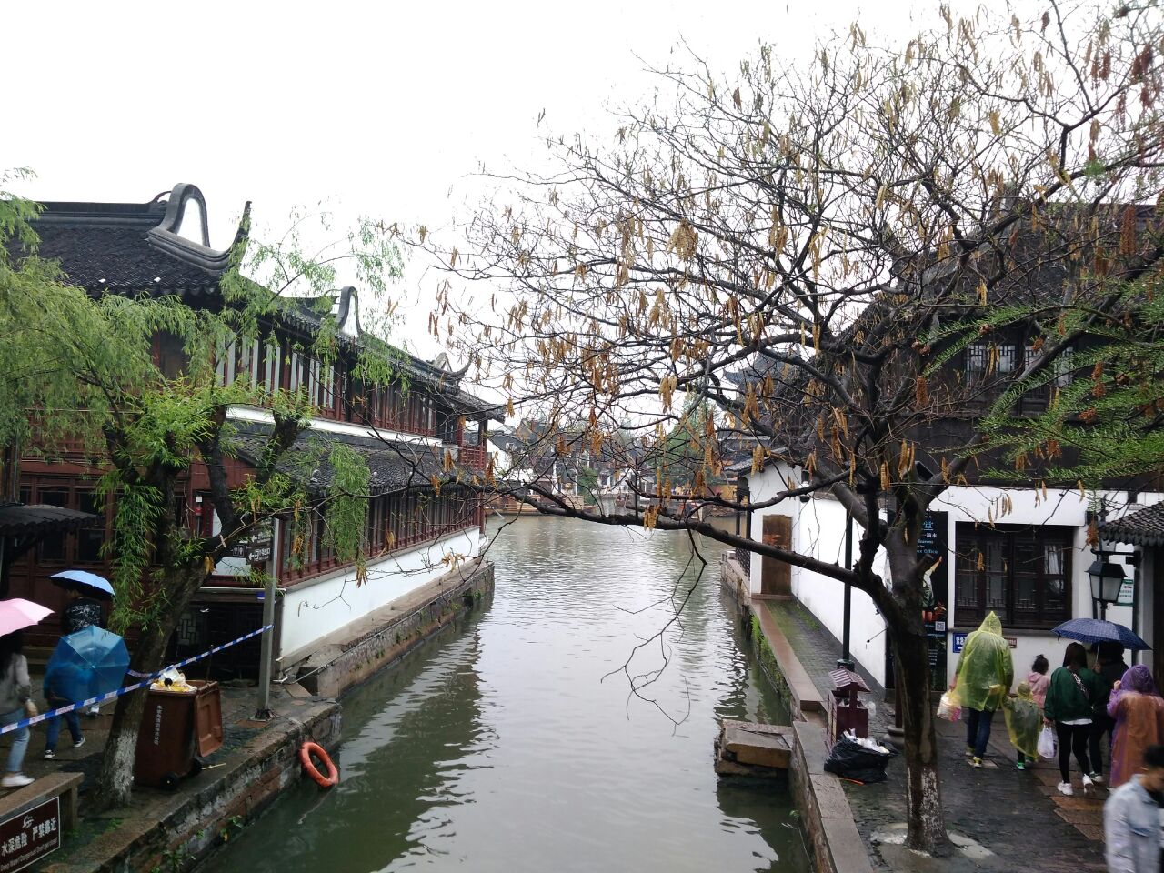 杨妈妈馄饨在1号停车场西井街入口,一直沿西井街到底,过桥就是去东井