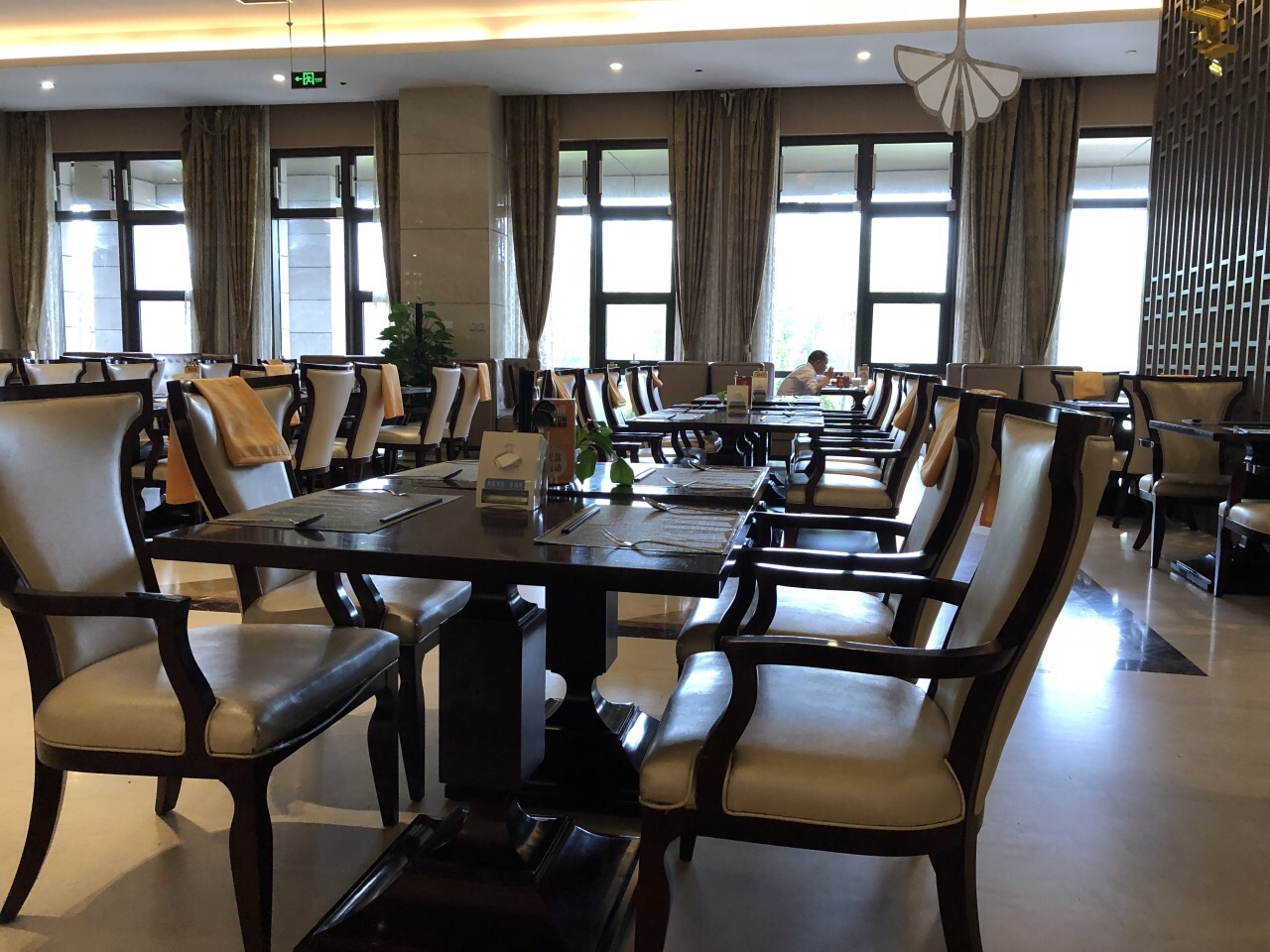 蓝海国际饭店不仅环境优美,服务态度很好,其餐厅的早晨的自助餐品种