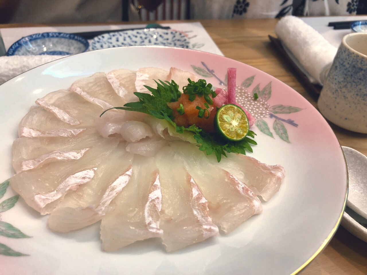 左口鱼刺身也是很推荐的新鲜没有腥味薄薄的一片口感有点脆蘸上特质的