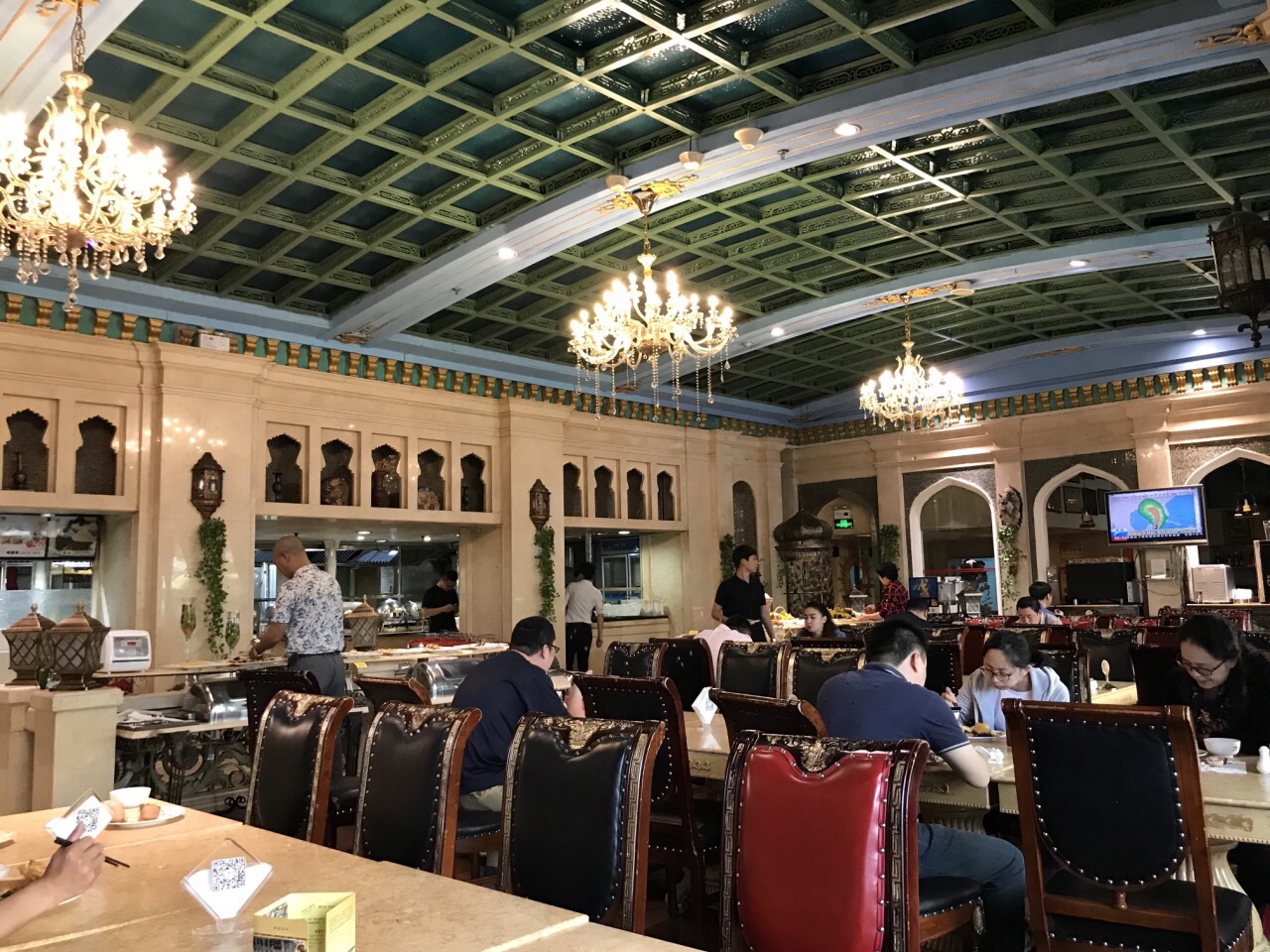 乌鲁木齐突玛丽丝大饭店的餐厅一楼有两个,离前台近的是自助餐厅,住宿
