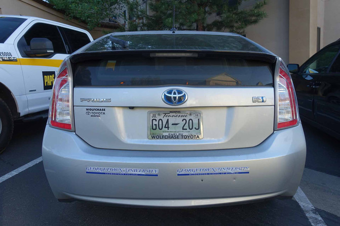 这个是个性假车牌,美国是允许挂假车牌的,法律规定汽车号牌位置是车尾