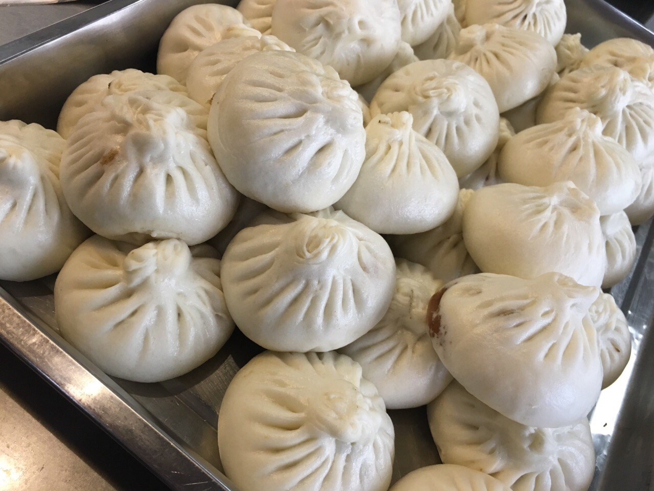 超有名的绿杨邨的菜包总算买到了还好今天排队的人不是特别多排了差不