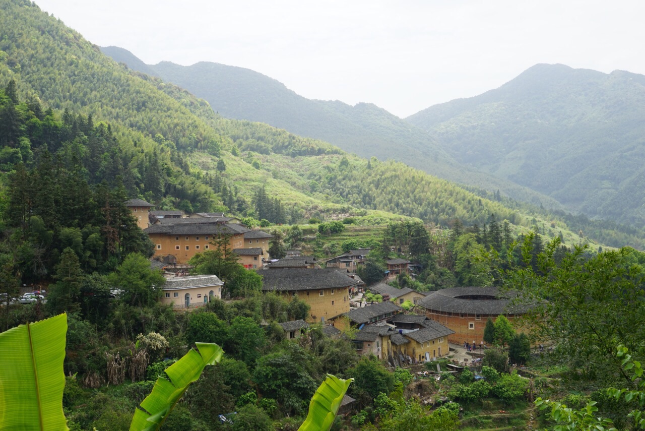 是漳州土楼建筑群最最美丽的,由方形的步云楼和圆形的振昌楼,瑞云楼