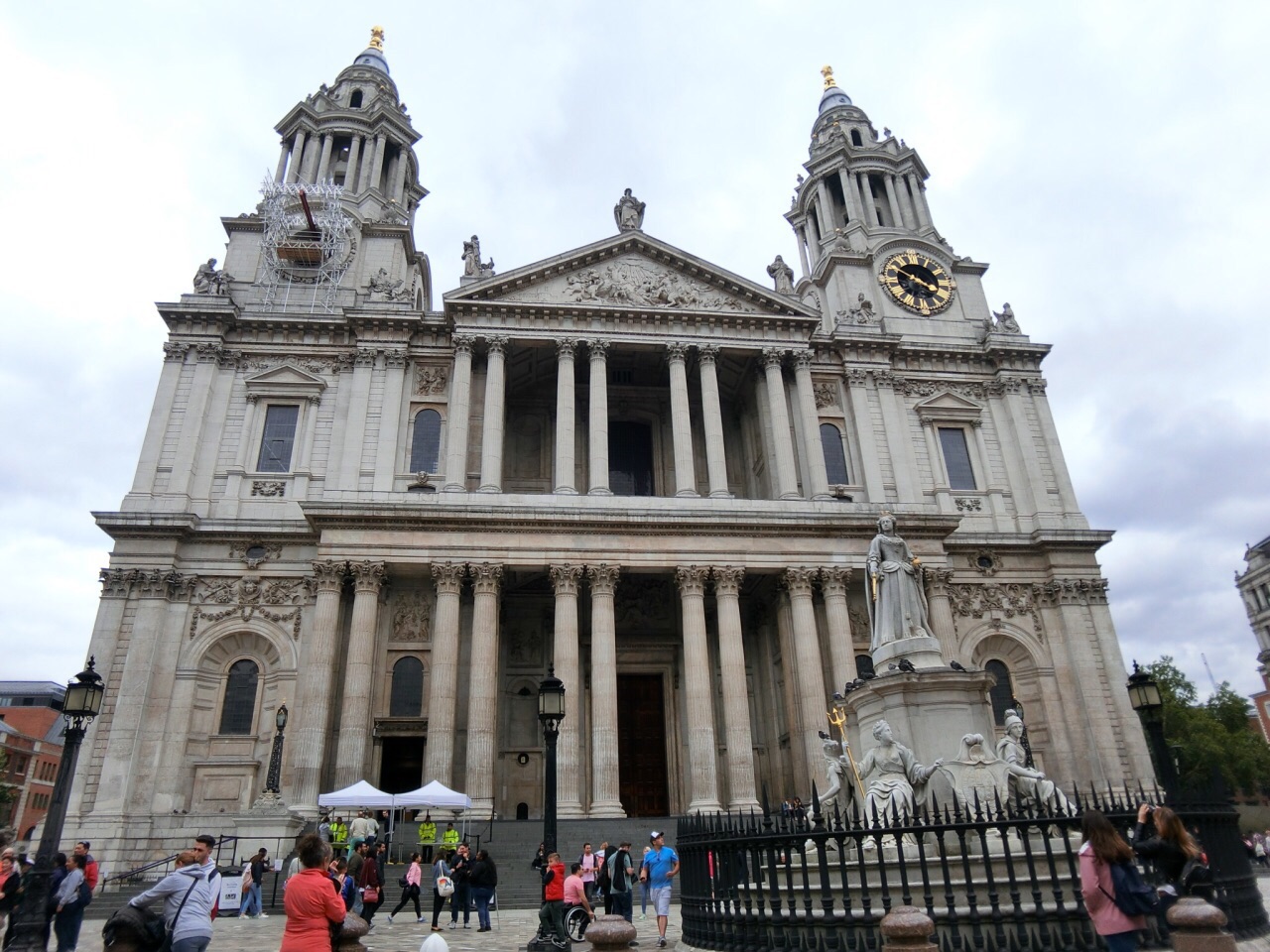 【携程攻略】伦敦城圣保罗大教堂景点,英国最大的教堂，戴妃婚礼、撒切尔夫人葬礼的举行地。圣保罗大教堂是…