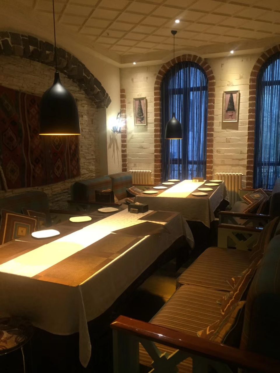 乌鲁木齐的汗腾格里餐厅是一家很有名的清真饭店,装修风格满满的