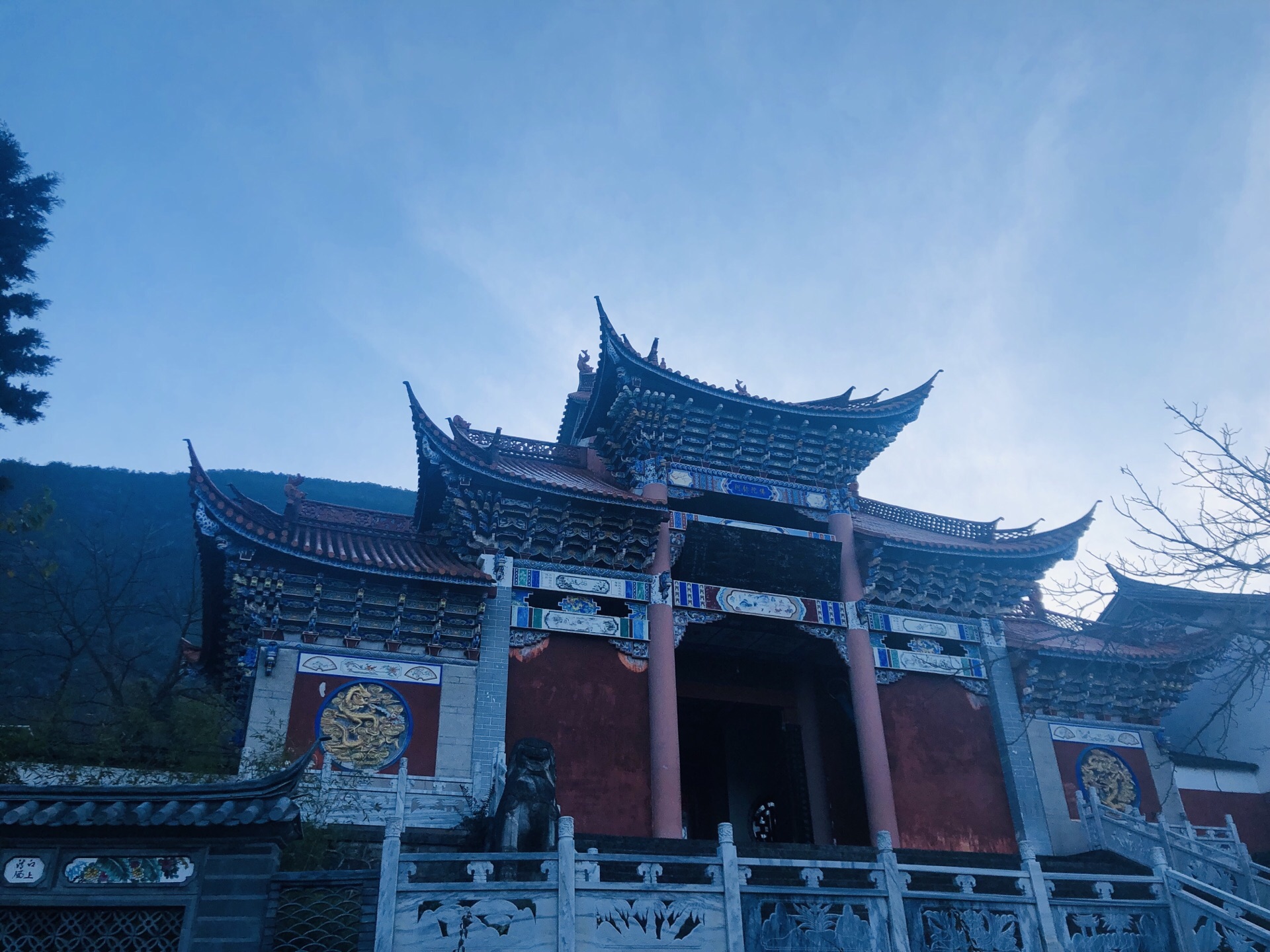 停车场也足够大 主要是来这里的人实在不多 停的车