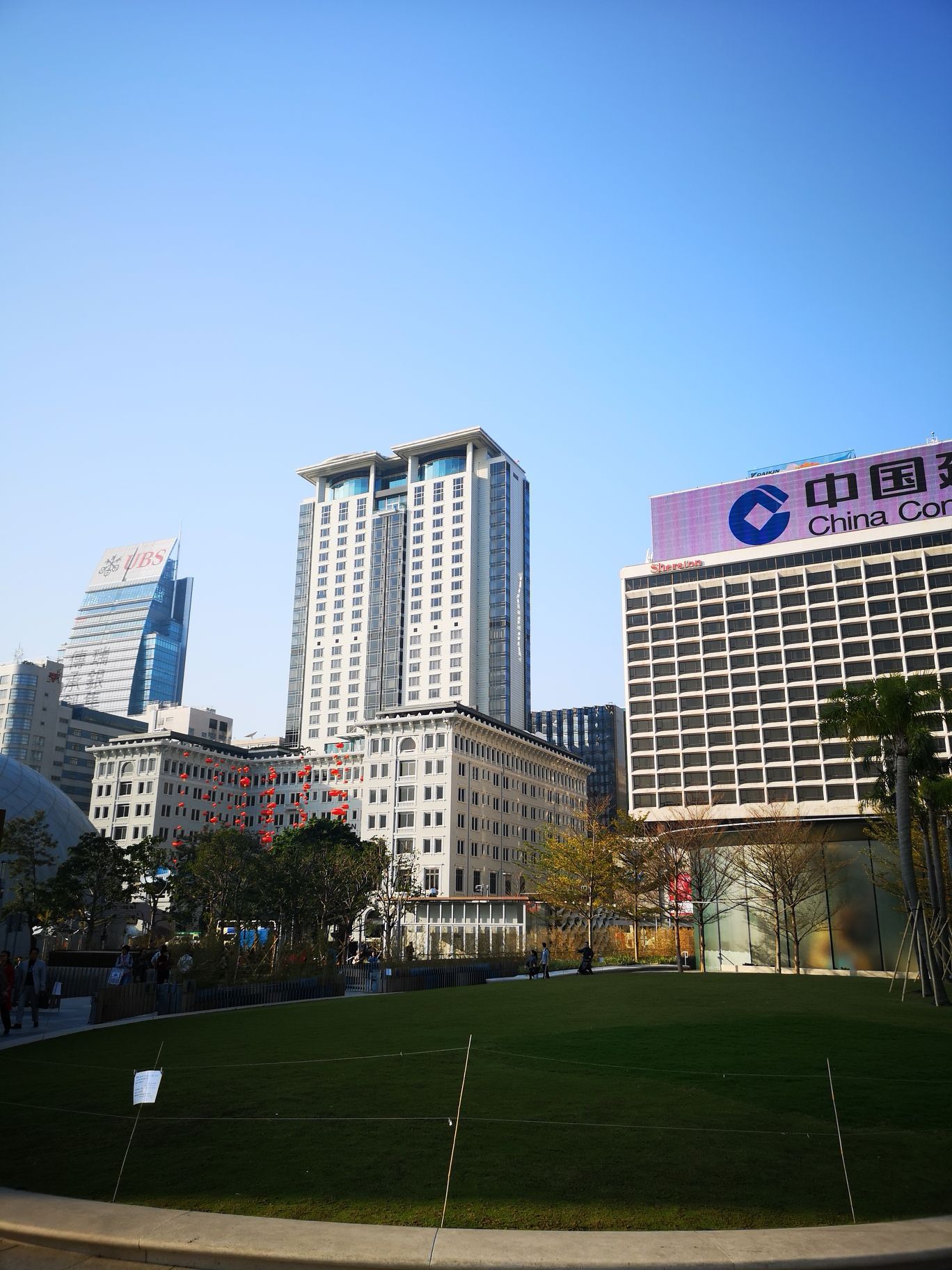 很漂亮绿地上的房屋墙壁是蜂窝网状的很独特绿地上还有一个侧面是船型