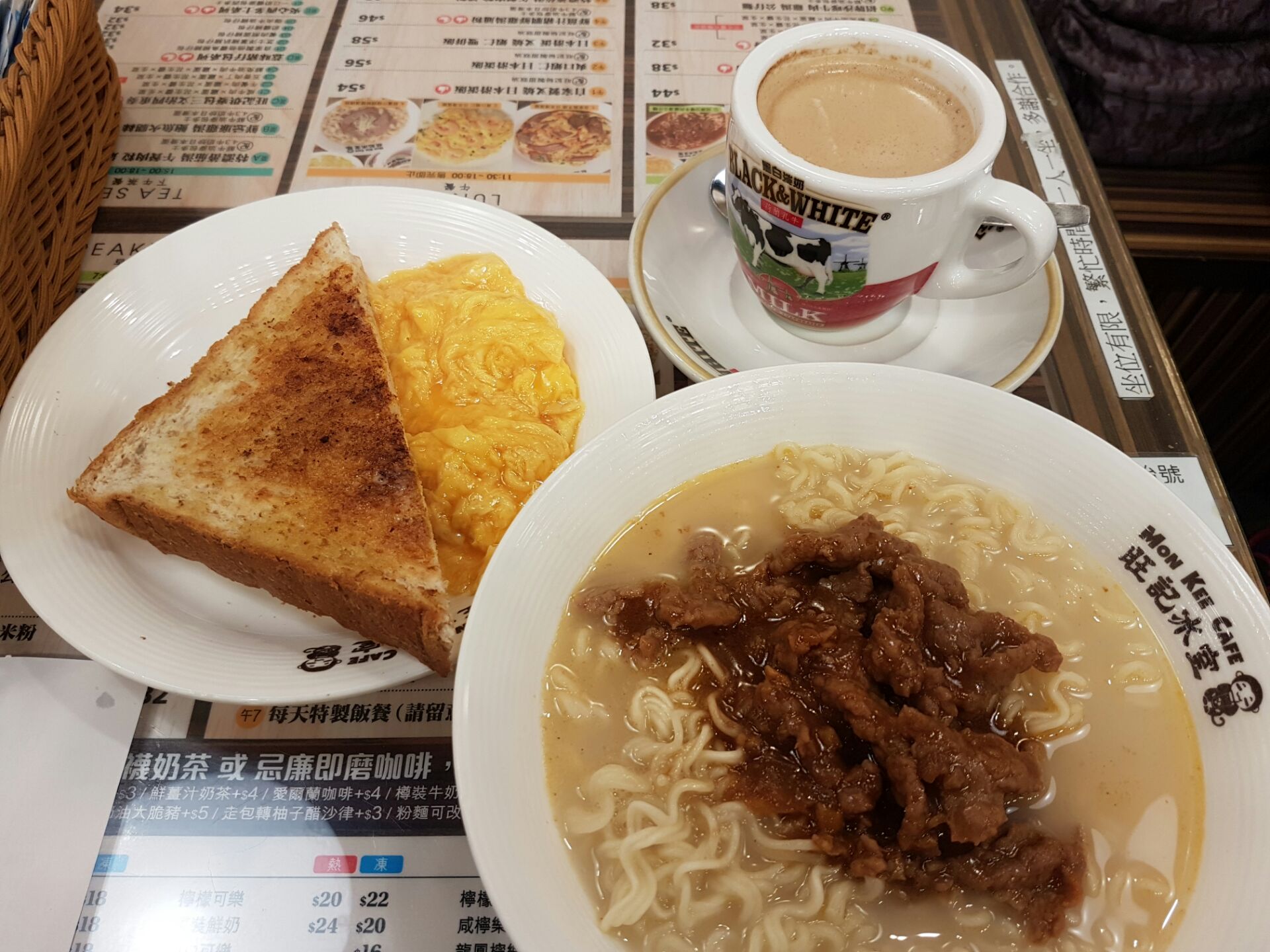 【携程美食林】香港旺记冰室(九龙中心大厦)餐馆,尖沙咀旺记冰室 旺记冰室的早餐。多士、炒蛋、沙嗲牛肉公仔面、咖啡…