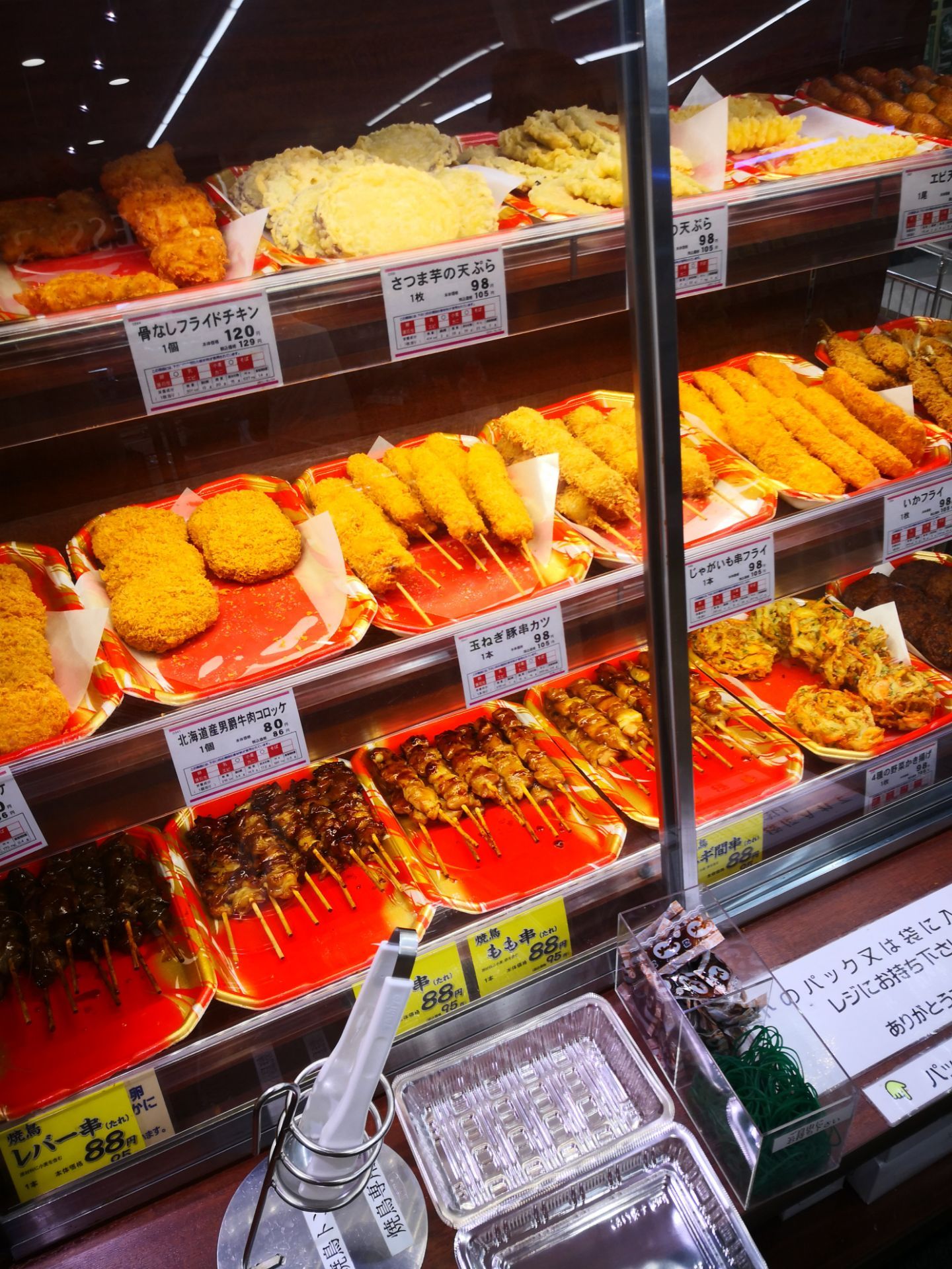 这家清水站前的永旺超市真的是设施齐全,有2层楼,一楼是购物区,二楼是