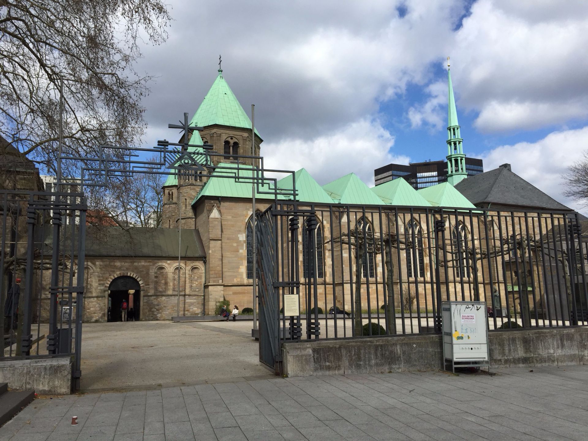 埃森大教堂是埃森这座城市中,年代最为久远,规模最为宏大的教堂,距今