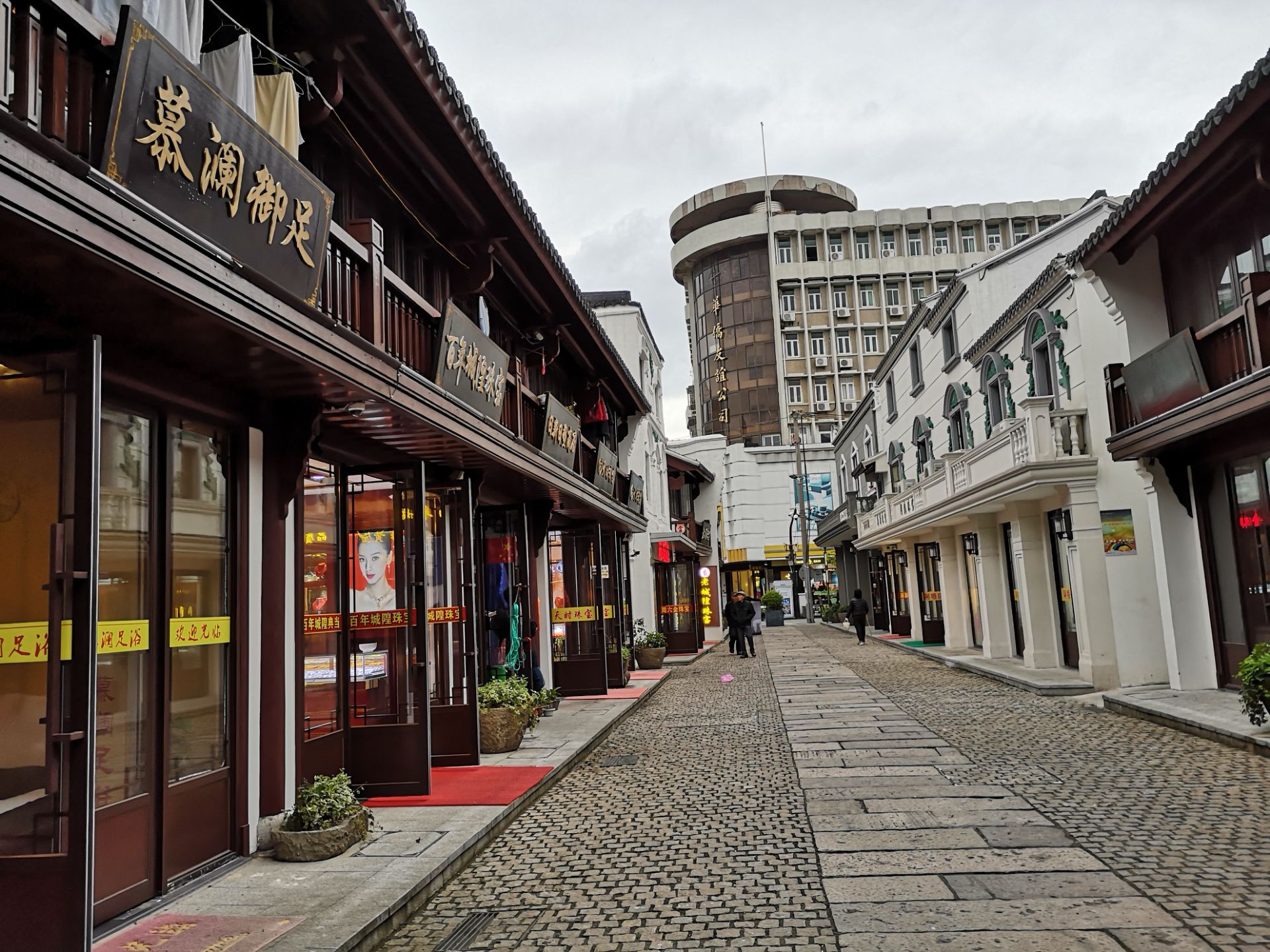 沈家门渔港一片繁荣景象