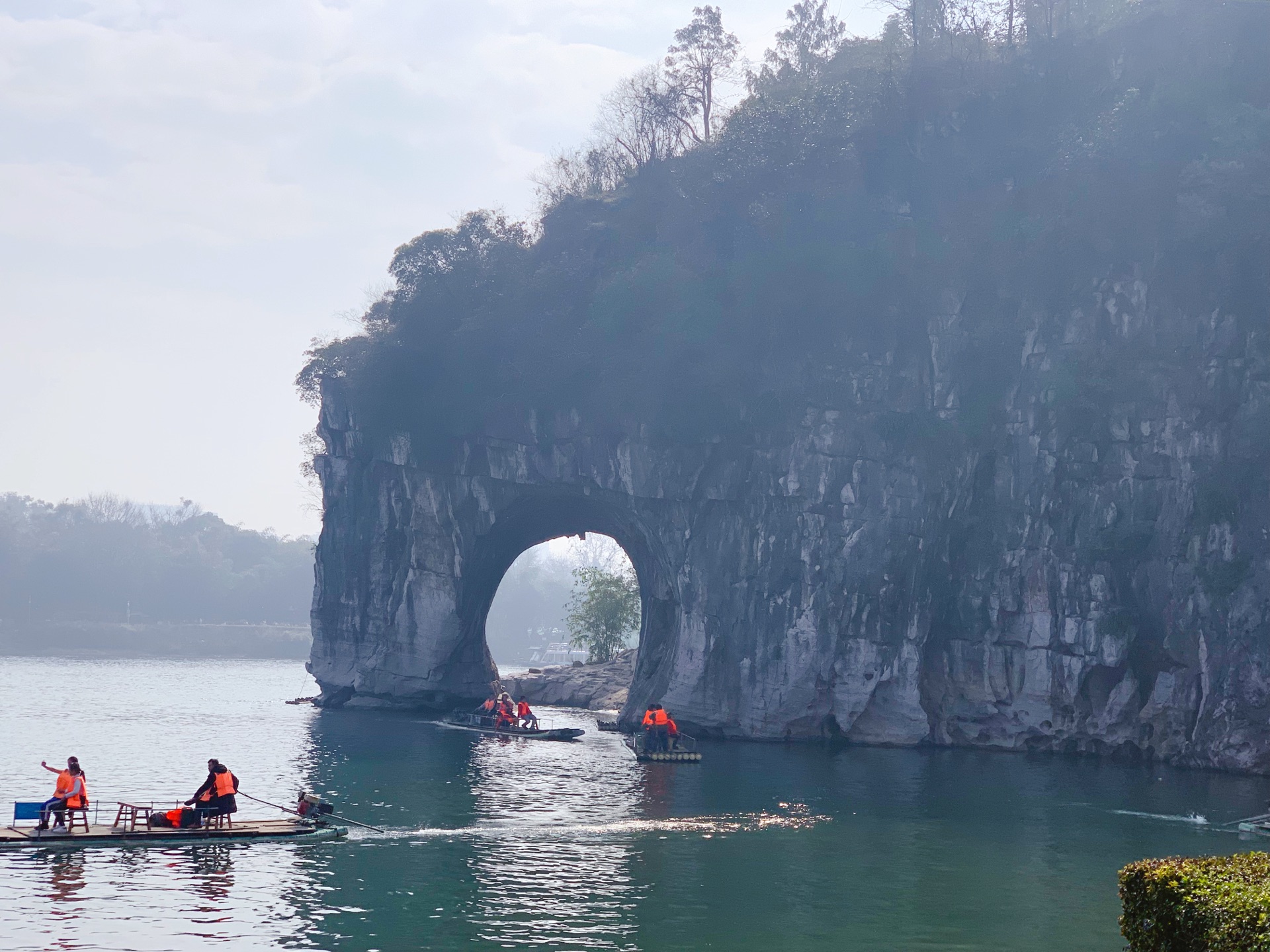 坐落在桂林城的中轴线、桂林杉湖岛上，与“象山水月”相邻。象山是桂林的城徽，而双塔则是新桂林的标识