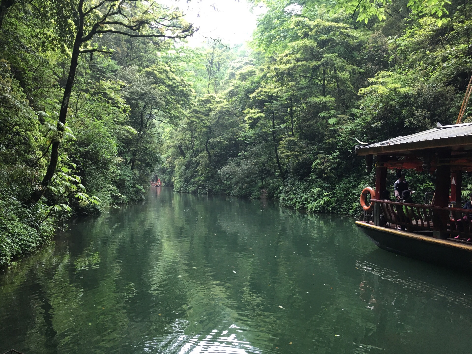 說實話,青城山後山的門票才20元,索道有兩段,前段單程30/人,後段