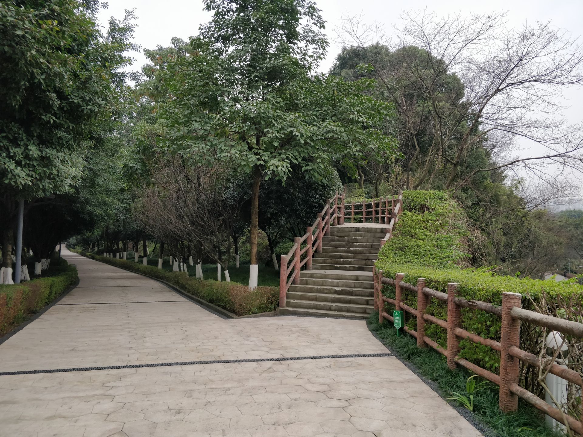 重庆两江幸福广场公园在两江新区照母山脚下有旱地喷泉去时没有开放