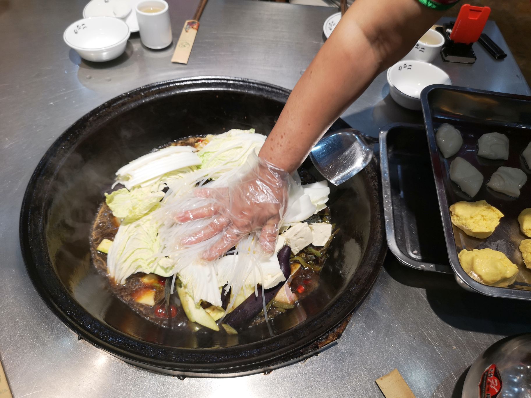 2023屯老二农家铁锅炖(富民路店)美食餐厅,玉米饼子和花卷很好吃.