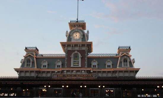 magickingdom已经成为了我最喜欢的景点之一当然这里的游客很多我们去