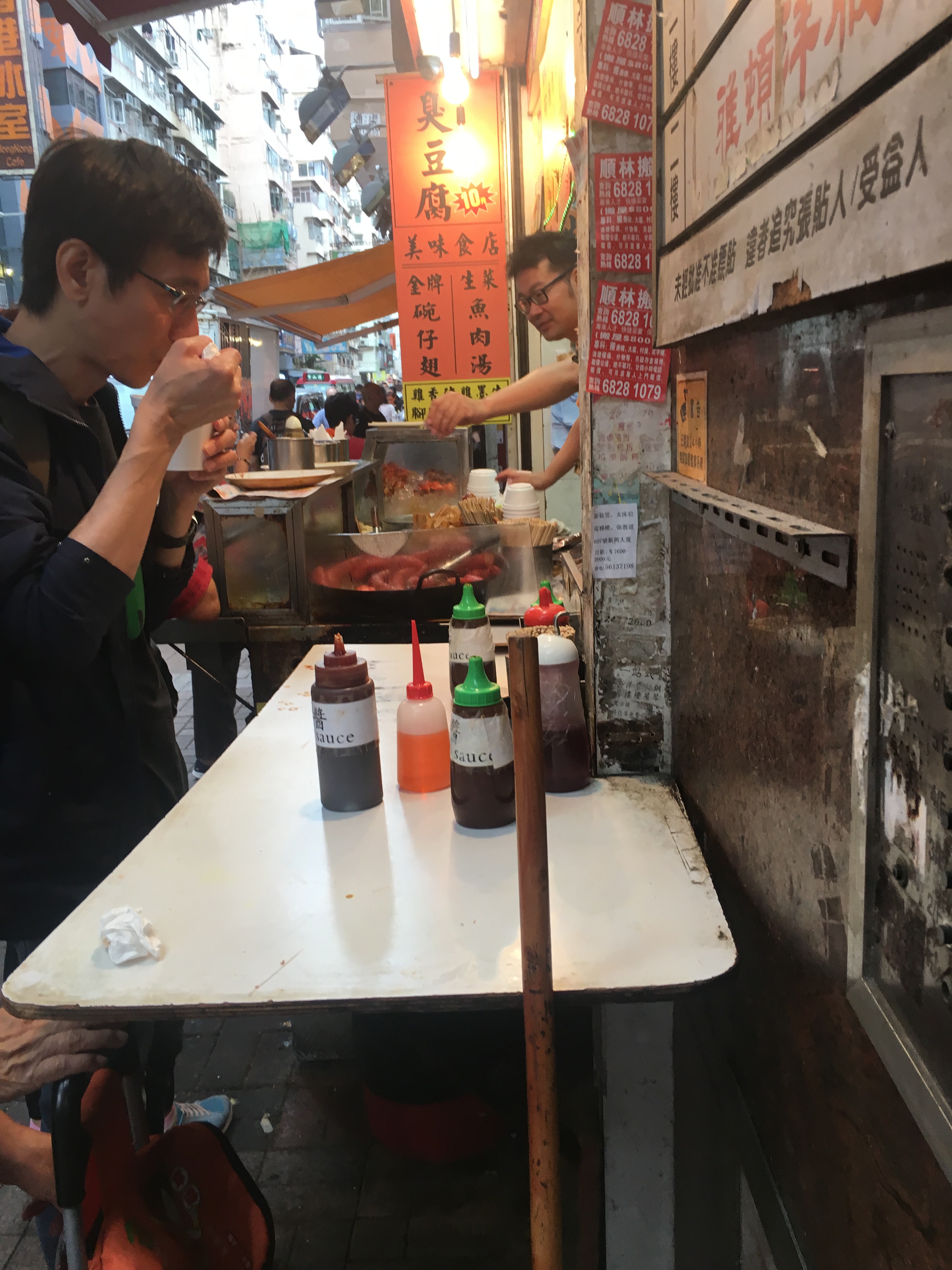 携程攻略 香港金鱼街 通菜街 购物 这条街各种卖小金鱼 宠物 花鸟植物 一包包口袋鼓鼓地挂在那儿 里