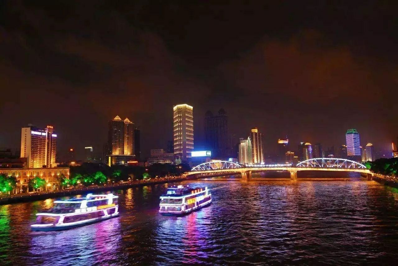 【携程攻略】广东珠江夜游景点,广州的珠江夜游票价都在50以内，还是很亲民的。以前没有广州塔的时候…
