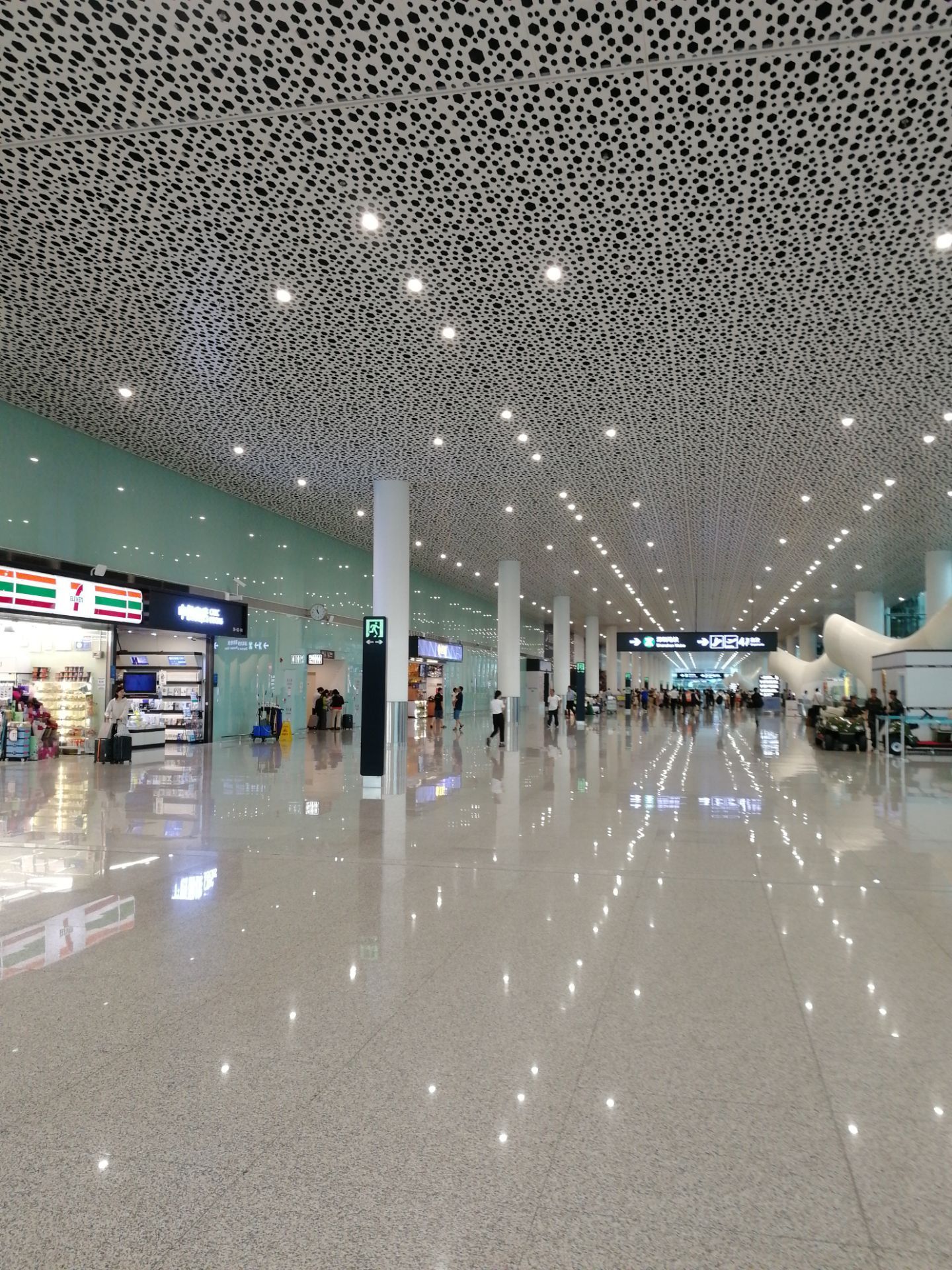 机场夜晚深圳航站楼旅客摄影图配图高清摄影大图-千库网