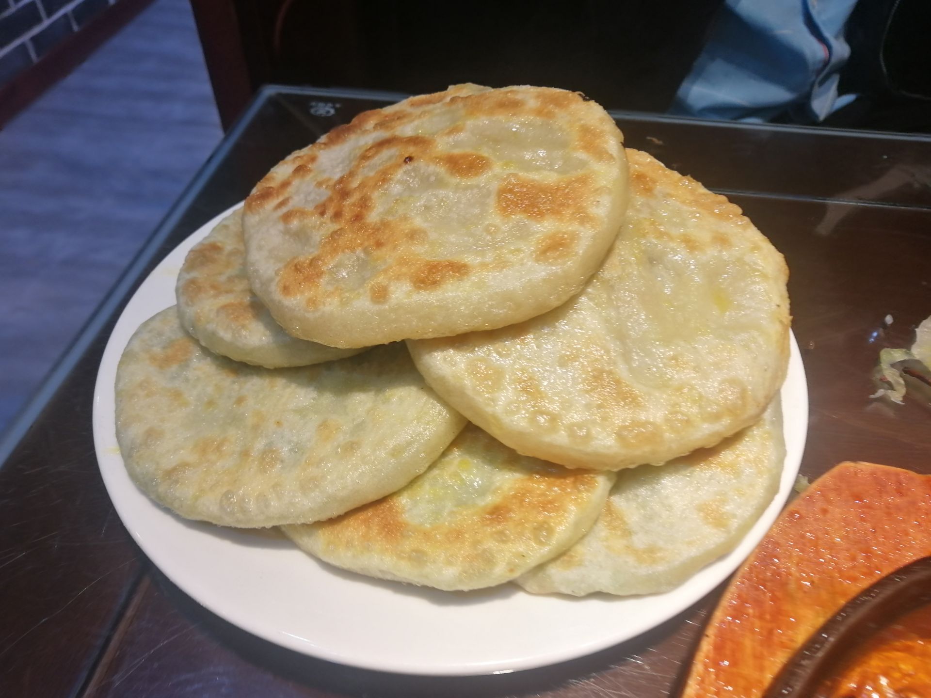 馅饼是他家特色一元一张,饼大馅足 非常地道.