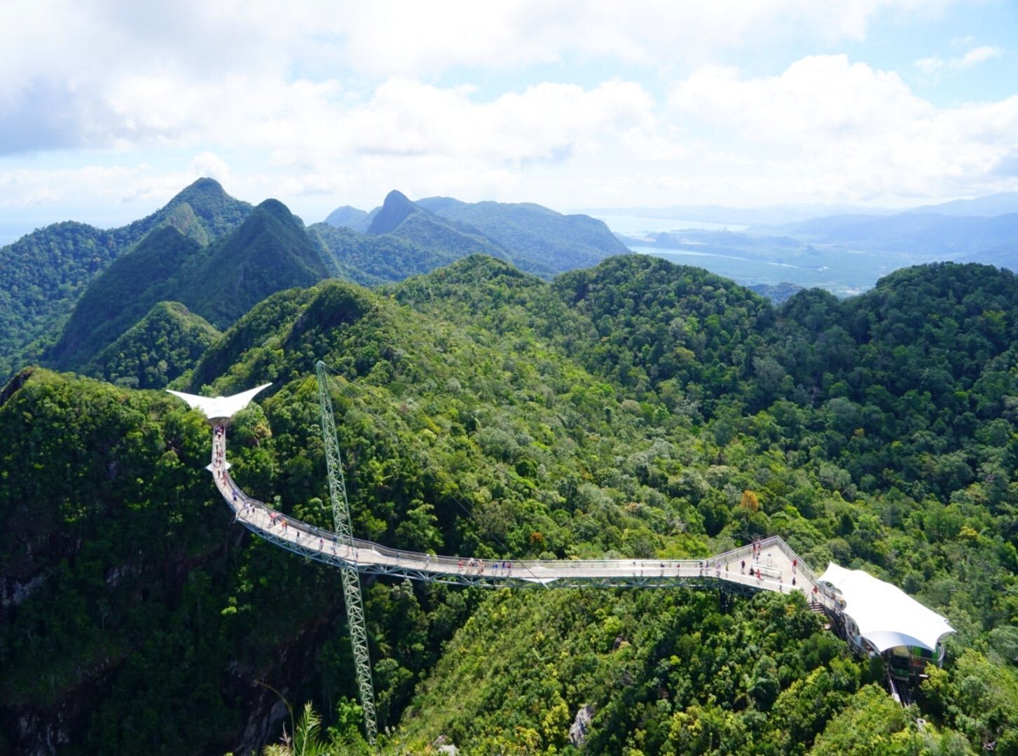 一条银白色的长龙横跨在山谷之间,站在桥上风很大,可以俯瞰周围美丽的