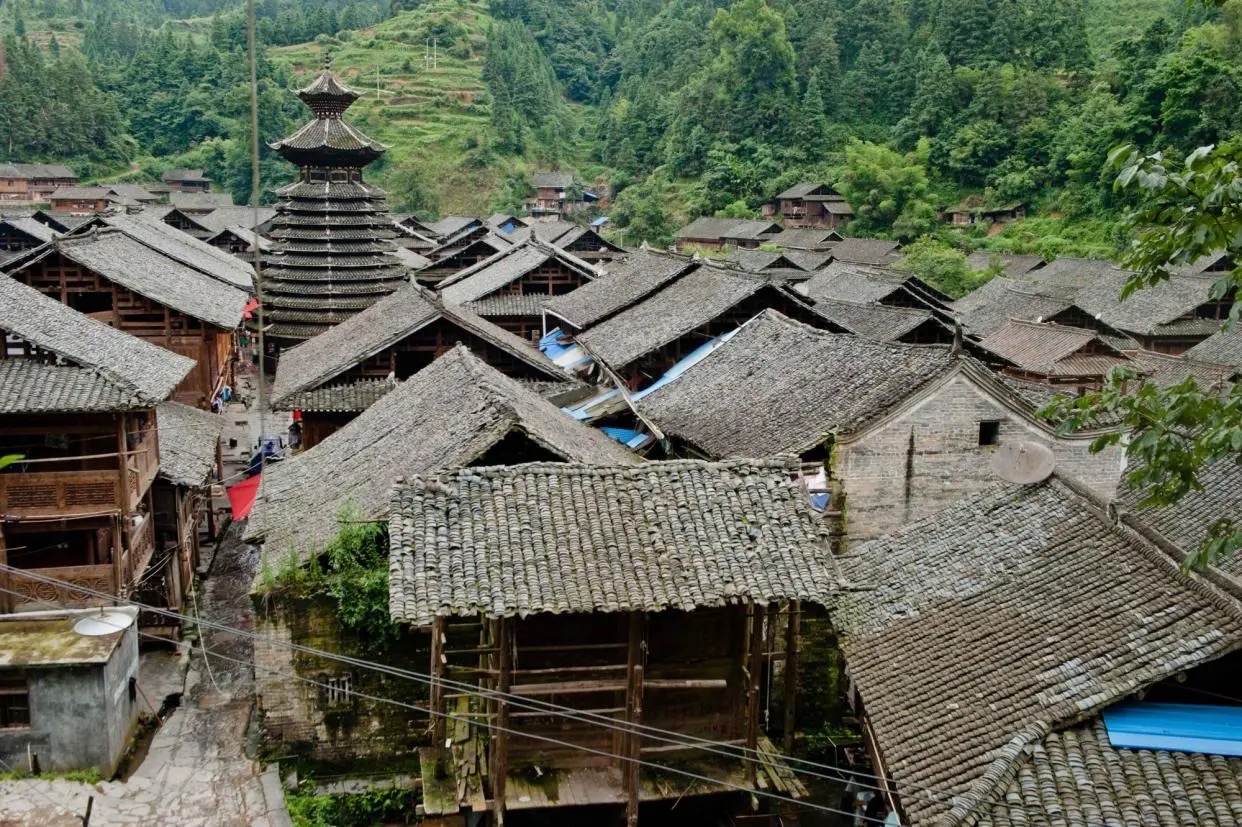 因为距离建寨至今已经有了1000多年的历史了古寨的村民全部都是侗族人