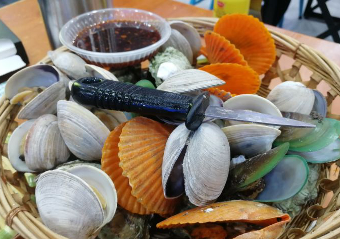 螺肉拼盘,没有沙子挺鲜的,弄不开的可以找服务员要工具,麻辣蟹,蟹爪还