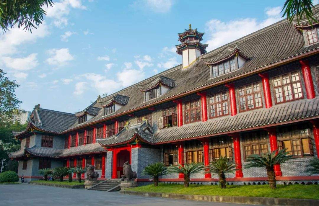 河南大学一样,整个学校充满了历史感,可能也是因为历史上重庆作为陪都