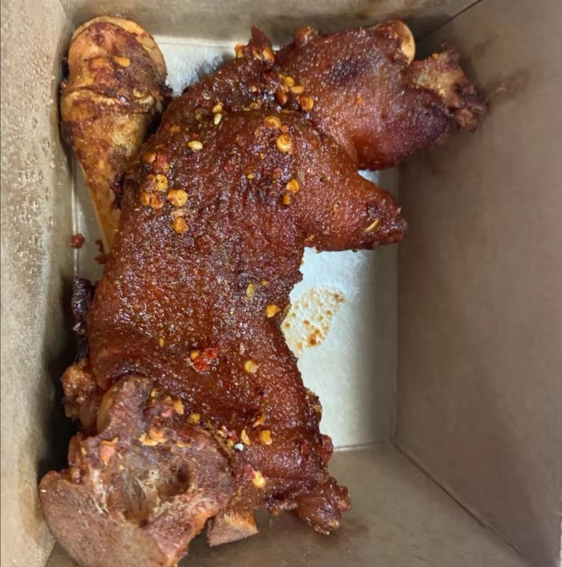 炸猪蹄是最好吃的也是最值得推荐的每次我来这家店都排的好长好长实在